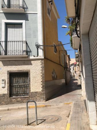 SE VENDE ESPECTACULAR CASA A TRES CALLES EN PLENO CENTRO DE NOVELDA (ALICANTE) - ALICANTE