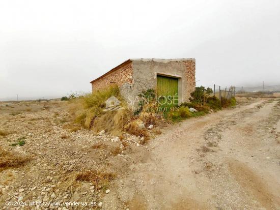 SE VENDE CASAS CON VARIOS ALMACENES Y TERRENO PARA REFORMAR EN BARBARROJA HONDÓN DE LOS FRAILES - A