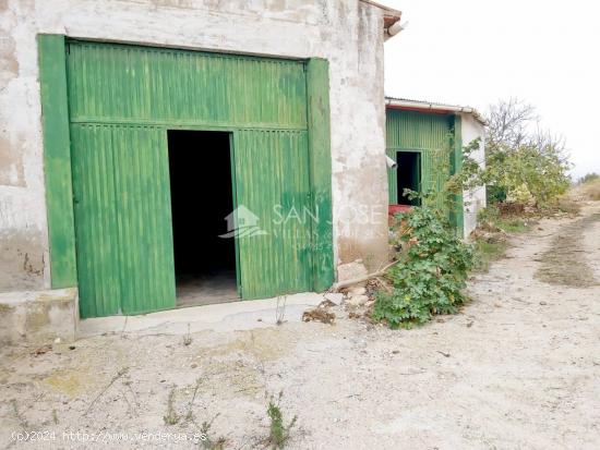 SE VENDE CASAS CON VARIOS ALMACENES Y TERRENO PARA REFORMAR EN BARBARROJA HONDÓN DE LOS FRAILES - A