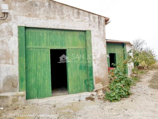 SE VENDE CASAS CON VARIOS ALMACENES Y TERRENO PARA REFORMAR EN BARBARROJA HONDÓN DE LOS FRAILES - A