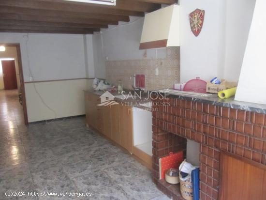 SE VENDE AMPLIA CASA EN EL CENTRO DE PINOSO (ALICANTE) SPAIN - ALICANTE