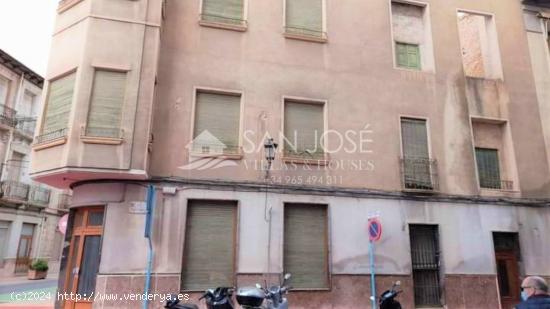 SE VENDE EDIFICIO PARA REFORMAR EN PLENO CENTRO, JUNTO A LA PLAZA DE ESPAÑA EN NOVELDA, ALICANTE - 