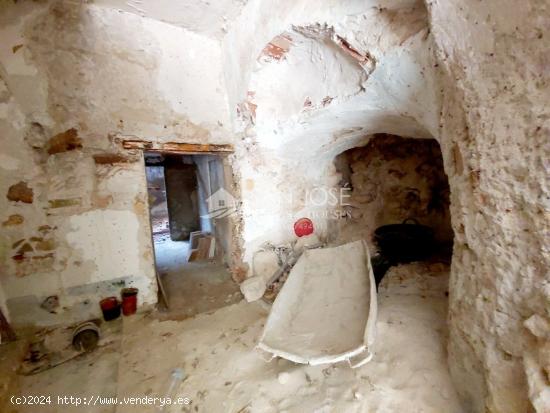 SE VENDE CASA CUEVA PARA REFORMAR TOTALMENTE AL LADO DE LA IGLESIA EN MONFORTE DEL CID - ALICANTE