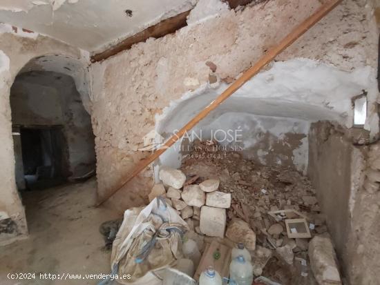 SE VENDE CASA CUEVA PARA REFORMAR TOTALMENTE AL LADO DE LA IGLESIA EN MONFORTE DEL CID - ALICANTE