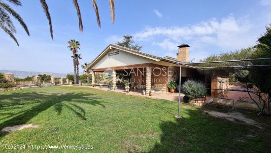 VENTA DE CHALET DE LUJO EN PETRER, LOMA BADÁ. CON GRAN PARCELA DIVISIBLE Y EDIFICABLE - ALICANTE