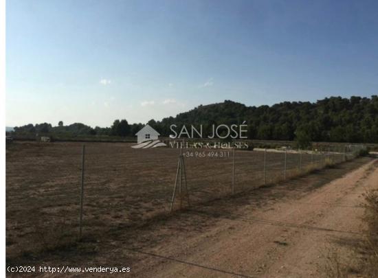 VENTA DE TERRENO EN XINORLET, CON PRECIOSAS VISTAS A LA SIERRA - ALICANTE