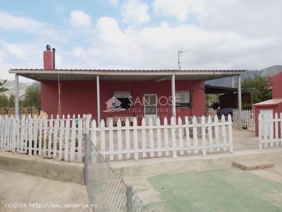 SE VENDE CHALET EN BUEN ESTADO EN LA CANALOSA, HONDÓN DE LAS NIEVES - ALICANTE