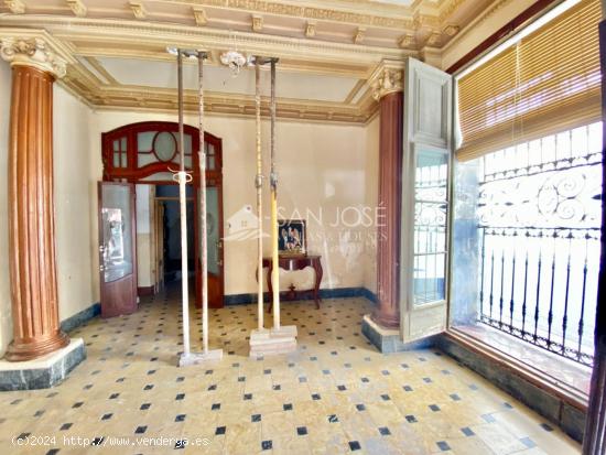 CASA HISTÓRICA EN EL CENTRO DE ASPE SITUADA EN LA PLAZA MAYOR FRENTE A LA BASÍLICA - ALICANTE