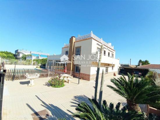 VENTA DE FANTASTICO CHALET EN LA MARINA - ALICANTE