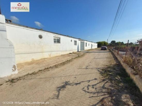 RECINTO DE CASA DE CAMPO CON NAVES EN EL BOCH - ALICANTE