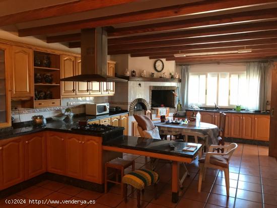 SE VENDE CHALET CON GRAN PARCELA - ALICANTE