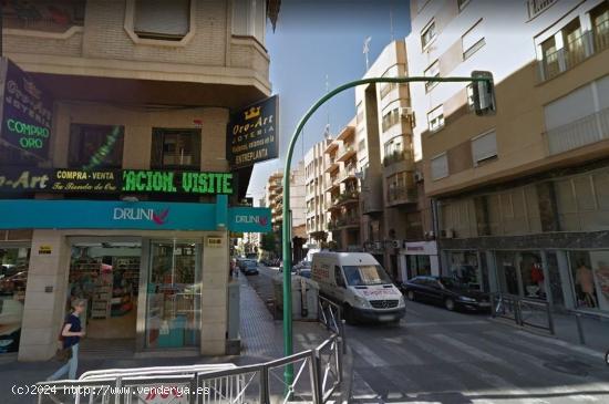 MAGNÍFICO LOCAL COMERCIAL CON SOTANO MUY CENTRICO Y AMPLIO, PROXIMO A MERCADONA E HIPERBER EN ELCHE