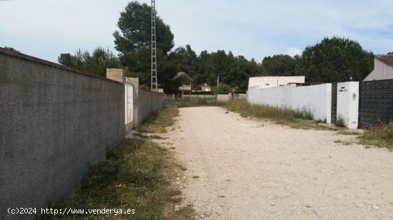 SE VENDE PARCELA EN FINCA TEROL VALLADA CON LUZ Y AGUA EN LA PUERTA - ALICANTE