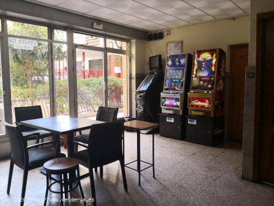 BAR EN FUNCIONAMIENTO CON CLIENTELA POR JUBILACIÓN - ALICANTE