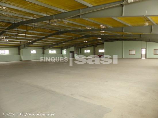  Impresionante nave industrial de 2.000 m2 en Les Comes, esquinera, impecable con parking privado. -  