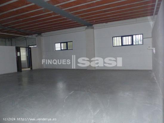 Impresionante nave industrial de 2.000 m2 en Les Comes, esquinera, impecable con parking privado. - 