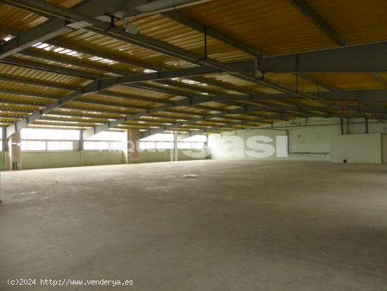 Impresionante nave industrial de 2.000 m2 en Les Comes, esquinera, impecable con parking privado. - 