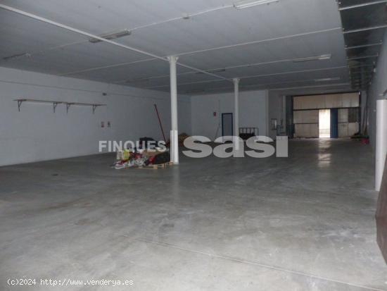 Impresionante nave industrial de 2.000 m2 en Les Comes, esquinera, impecable con parking privado. - 