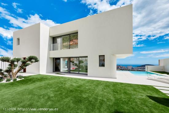 VILLA ALPHA, con vista a la Bahia de Benidorm con parcela de 750 metros.- - ALICANTE