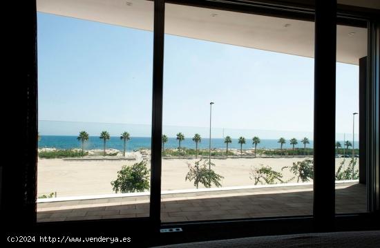 VILLA DE LUJO INDEPENDIENTE EN PRIMERA LÍNEA DE LA PLAYA - ALICANTE