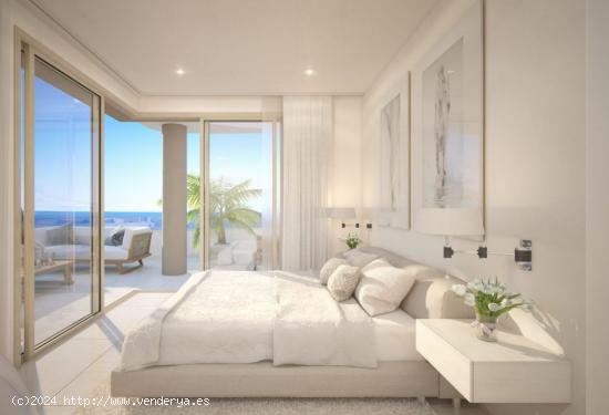 Impresionante Apartamento en la primera linea de la playa con vistas a mar en Mijas Costa - MALAGA