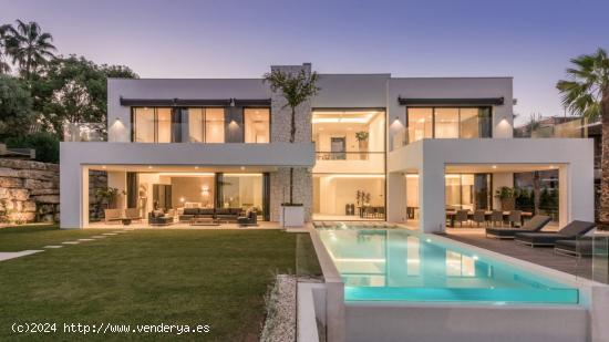 Espectacular villa de estilo contemporaneo con vistas panoramicas en La Alqueria, Benahavis - MALAGA