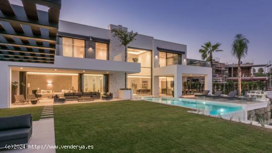 Espectacular villa de estilo contemporaneo con vistas panoramicas en La Alqueria, Benahavis - MALAGA