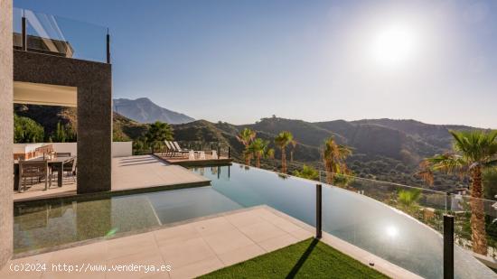  Elegante villa con una ubicación inmejorable y  panoramicas vistas en Lomas de la Quinta, Benahavis 