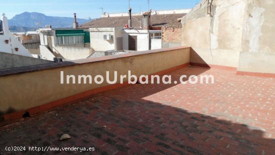 AMPLIA CASA DE PUEBLO CON GRAN TERRAZA Y PATIO EN BUSOT ALICANTE - ALICANTE