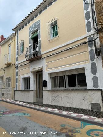  BONITA Y AMPLIA CASA DE PUEBLO TIPICA EN BENIDOLEIG - ALICANTE 