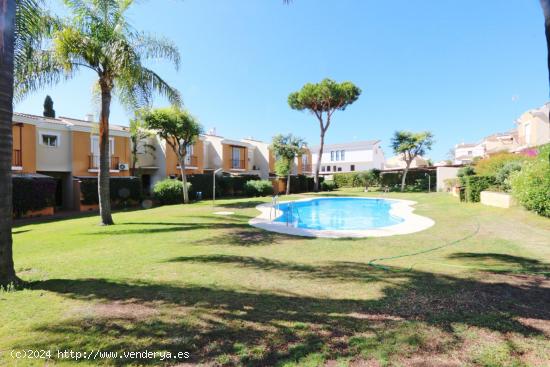 Magnífica casa adosada en urbanización del Campo de Golf de Islantilla. - HUELVA