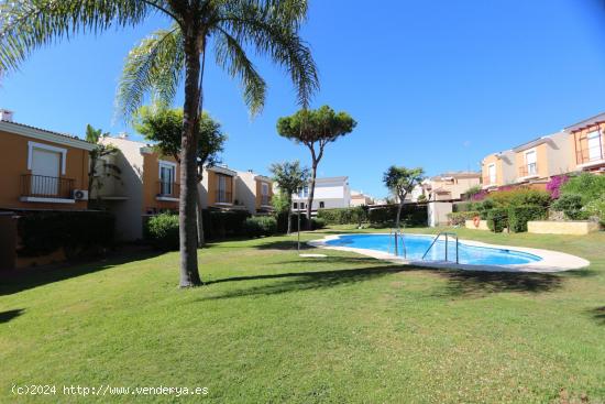 Magnífica casa adosada en urbanización del Campo de Golf de Islantilla. - HUELVA