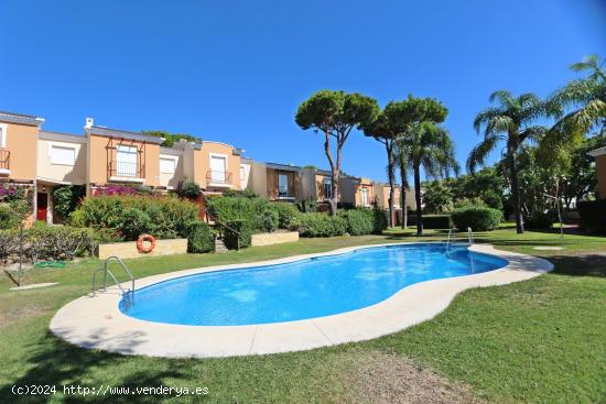 Magnífica casa adosada en urbanización del Campo de Golf de Islantilla. - HUELVA