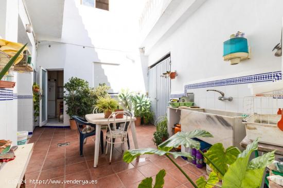  PROPIEDAD A LA VENTA EN FAURA CON GRAN PATIO Y TERRAZA - VALENCIA 