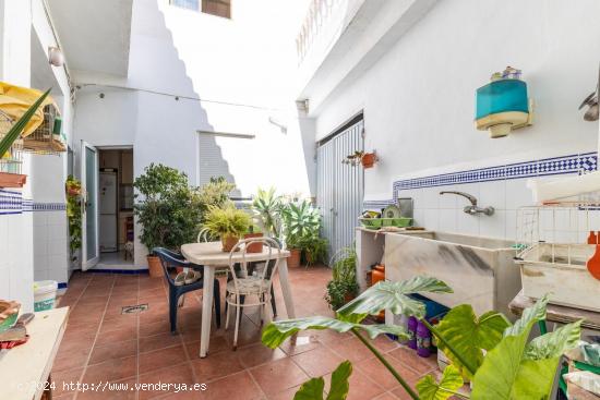 PROPIEDAD A LA VENTA EN FAURA CON GRAN PATIO Y TERRAZA - VALENCIA