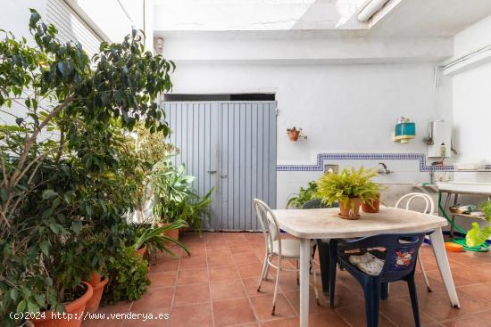 PROPIEDAD A LA VENTA EN FAURA CON GRAN PATIO Y TERRAZA - VALENCIA