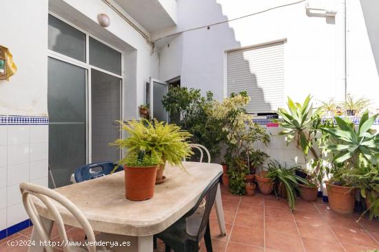 PROPIEDAD A LA VENTA EN FAURA CON GRAN PATIO Y TERRAZA - VALENCIA