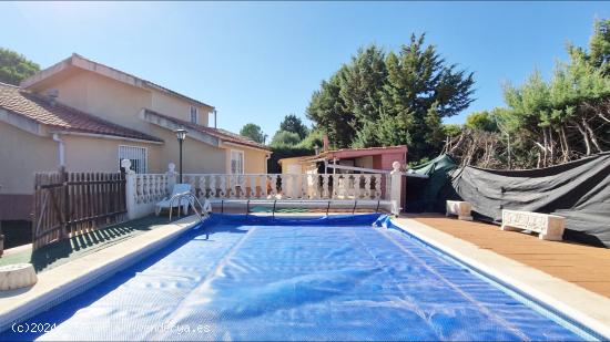 Chalet con piscina en Eurovillas - MADRID