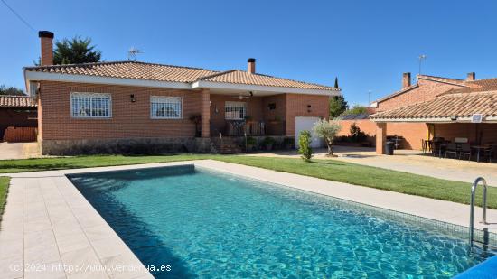  Chalet en venta en Eurovillas con piscina y amplio parking - MADRID 