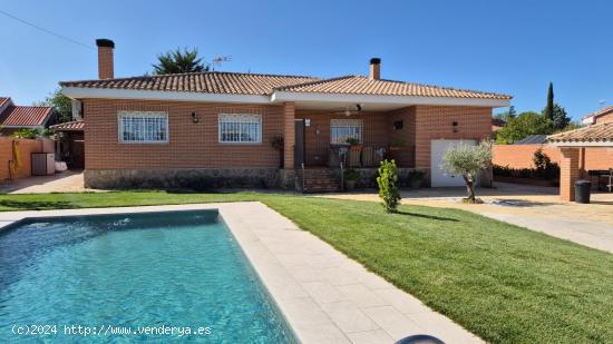 Chalet en venta en Eurovillas con piscina y amplio parking - MADRID