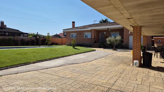 Chalet en venta en Eurovillas con piscina y amplio parking - MADRID