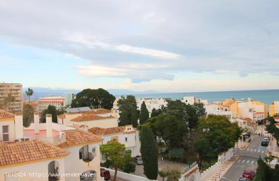  Piso de 4 dormitorios en la Carihuela con 3 plazas de garaje, a 200 metros de la playa - MALAGA 