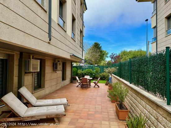 ESPECTACULAR PISO CON JARDÍN Y TERRAZAS EN URBANIZACIÓN - PONTEVEDRA