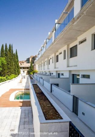 Magnífica vivienda adosada de lujo, situada en la zona del Camino Bajo de Huetor. - GRANADA