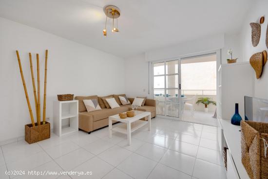 A TAN SOLO 20 M. DEL MAR!!!! SE VENDE BONITO APARTAMENTO EN LA PLAYA DE LOS LOCOS!!!! - ALICANTE