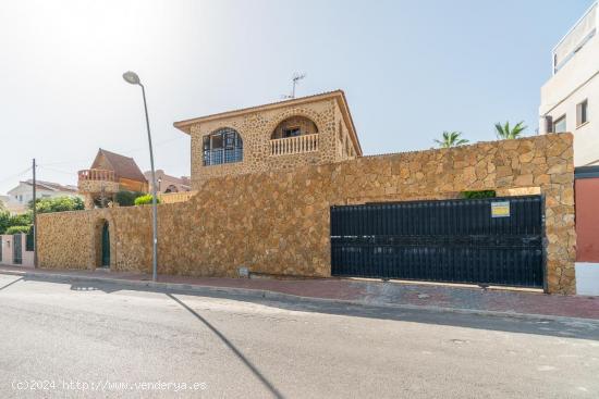 Gran chalet en la urbanización  Los Balcones Torrevieja - ALICANTE