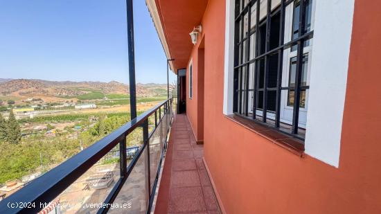 ESPACIOSA CASA CON GRAN TERRENO Y PRECIOSAS VISTAS EN CAMPANILLAS - MALAGA