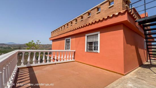 ESPACIOSA CASA CON GRAN TERRENO Y PRECIOSAS VISTAS EN CAMPANILLAS - MALAGA