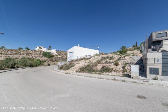 SOLAR URBANO EN ALTOS DE LA ZUBIA CON MAGNÍFICAS VISTAS - GRANADA