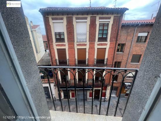 EXCELENTE PISO EN EL CASCO HISTORICO CON 2 BALCONADAS EXTERIORES - LEON